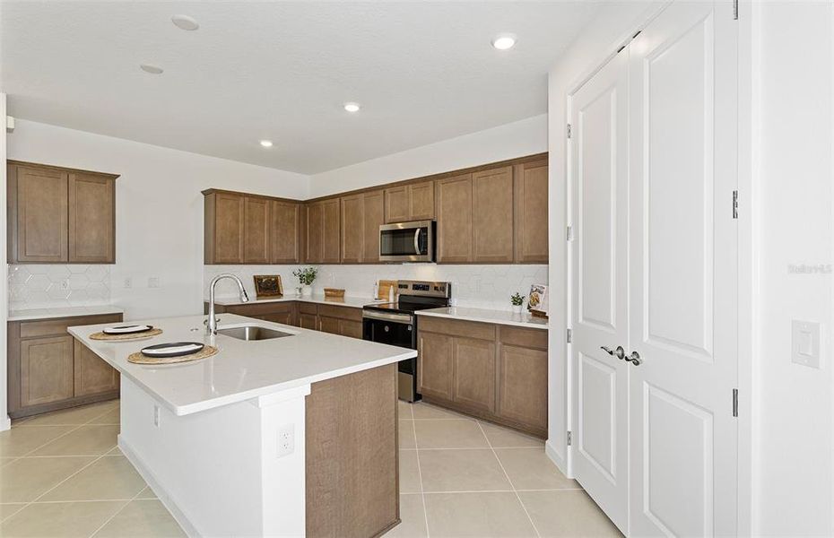 Abundance of Counter Space and Storage Abundance of Counter Space and Storage