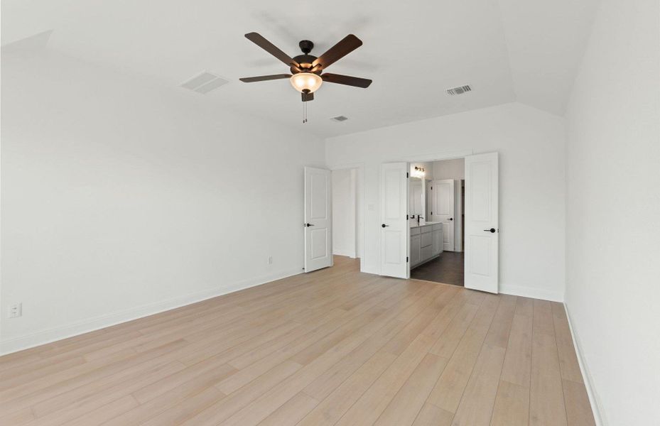 Spacious, unfurnished interior of a new home in Crescent Bluff, Georgetown (Image 20). Spacious, unfurnished interior of a new home in Crescent Bluff, Georgetown (Image 20).