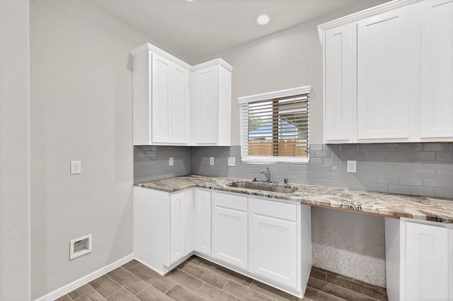 Representative furnished interior of a home built from the Floor Plan 1427 by Colina Homes in River Ranch, Dayton (Image 15).
