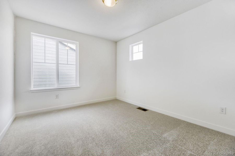 Spacious, unfurnished interior of a new home in Vermilion Creek, Centennial (Image 11).