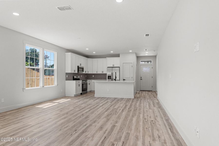 Spacious, unfurnished interior of a new home in , Jacksonville (Image 22).
