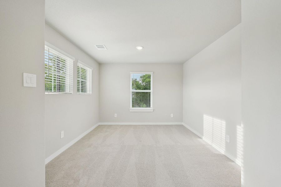 Spacious, unfurnished interior of a new home in Heights of Barbers Hill, Mont Belvieu (Image 21).