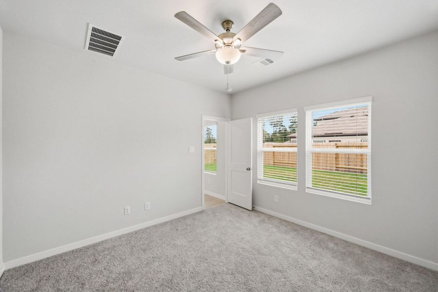Spacious, unfurnished interior of a new home in Crockett Meadows, Conroe (Image 23).