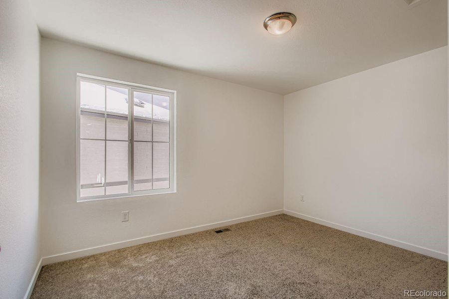 Spacious, unfurnished interior of a new home in Ken-Caryl Ranch, Littleton (Image 7).