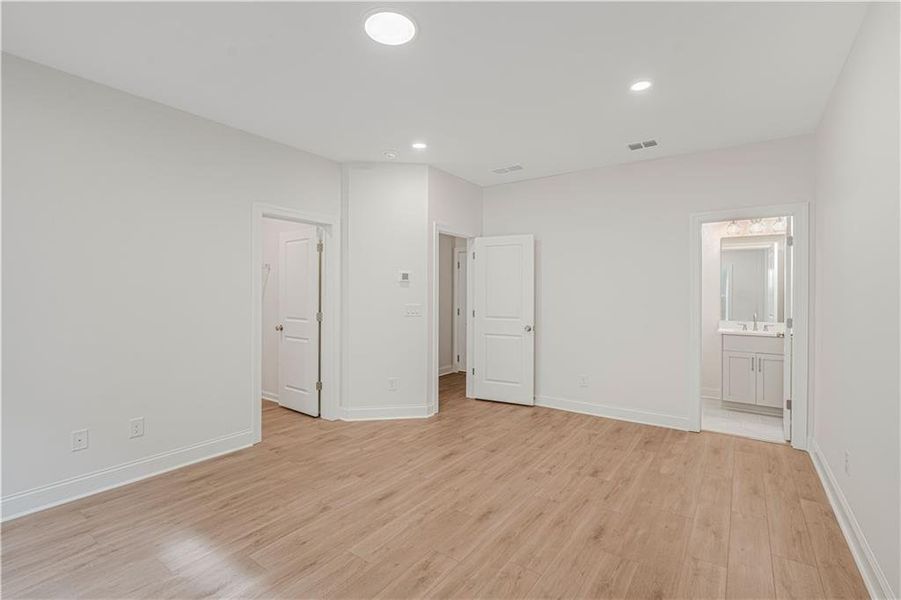 Spacious, unfurnished interior of a new home in Ward's Crossing Townhomes, Johns Creek (Image 40).