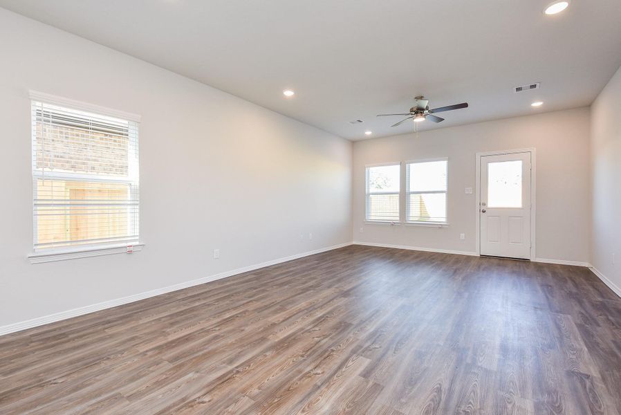 Wow! Don't worry that your treasured pieces won't fit! This gorgeous, bright living area welcomes any and all sized decor; with handy patio door, up right. Wow! Don't worry that your treasured pieces won't fit! This gorgeous, bright living area welcomes any and all sized decor; with handy patio door, up right.