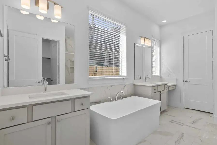 Furnished interior view inside a new home in Beacon Point, Texas City (Image 10).