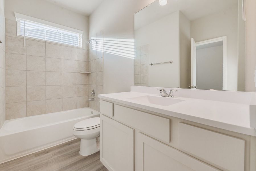Representative furnished interior of a home built from the Floor Plan 1784 by Colina Homes in Tidwell Lakes, Houston (Image 8).