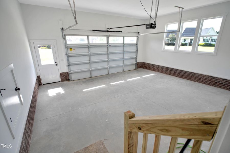 Spacious 2 Car Garage! Spacious 2 Car Garage!