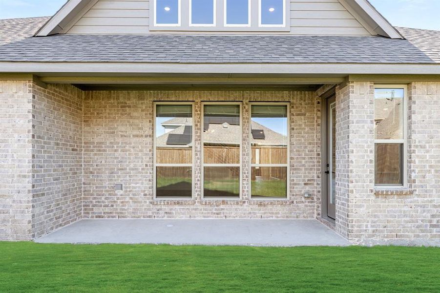 Exterior details and patio area of a home in Somerset Classic 70s & 80s, Mansfield (Image 22).