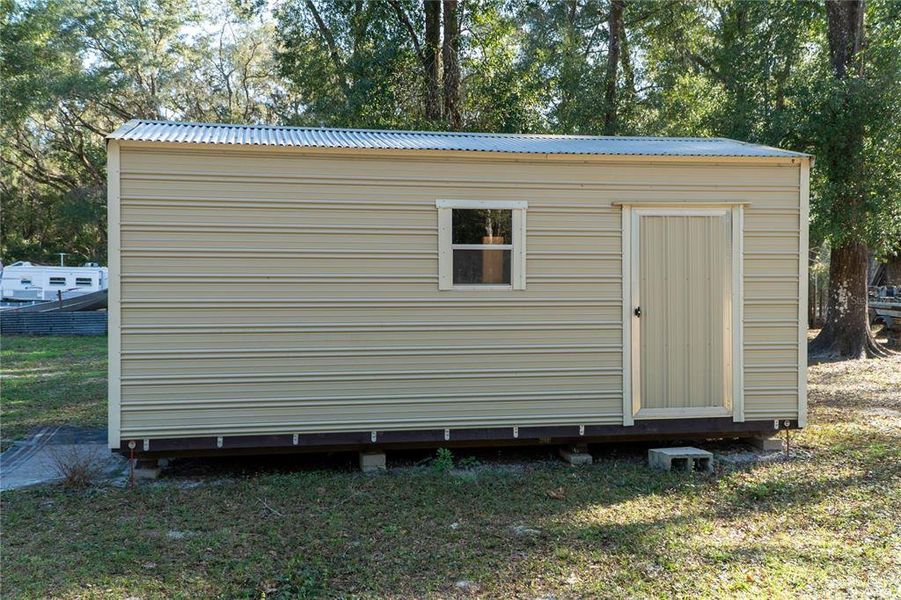 Exterior details and patio area of a home in , Dunnellon (Image 18).