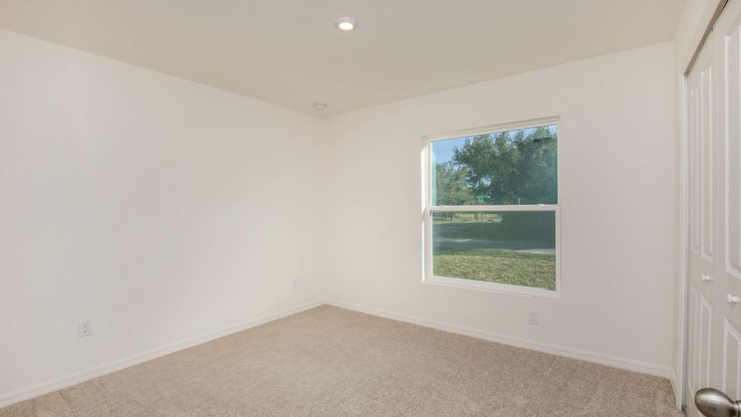 Spacious, unfurnished interior of a new home in Royal Highlands, Weeki Wachee (Image 26).