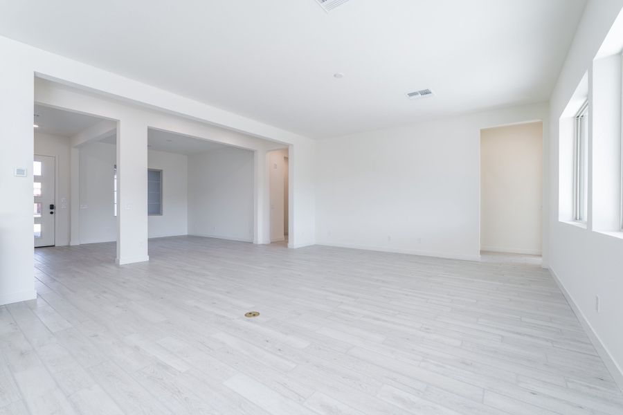 Spacious, unfurnished interior of a new home in Whispering Hills, Laveen (Image 8).