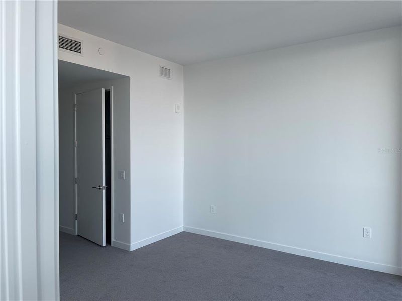 Spacious, unfurnished interior of a new home in , St. Petersburg (Image 12).