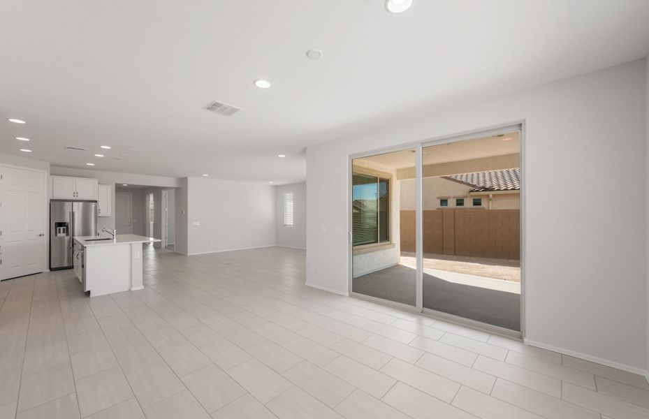 Spacious, unfurnished interior of a new home in Sun City Anthem at Merrill Ranch, Florence (Image 17).