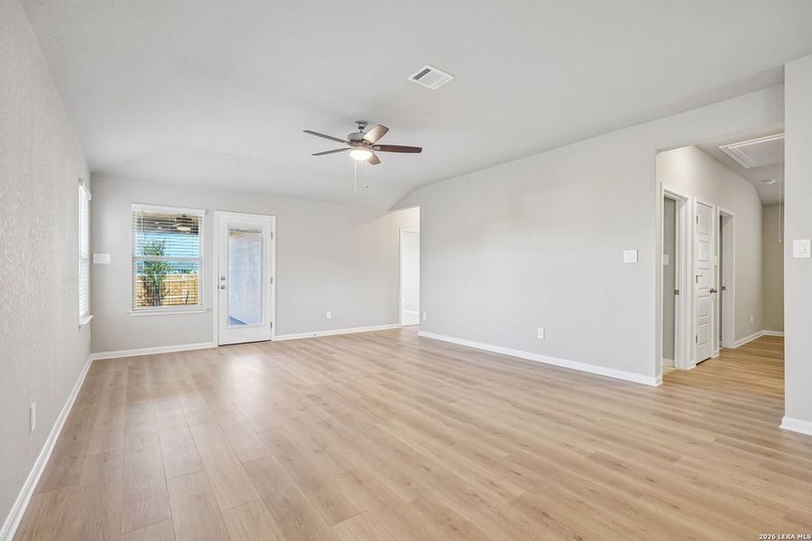 Spacious, unfurnished interior of a new home in Remington Ranch, San Antonio (Image 32).