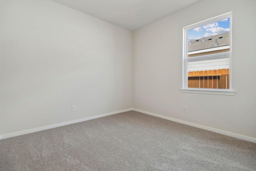 Spacious, unfurnished interior of a new home in Sweetwater Ridge, Conroe (Image 15).
