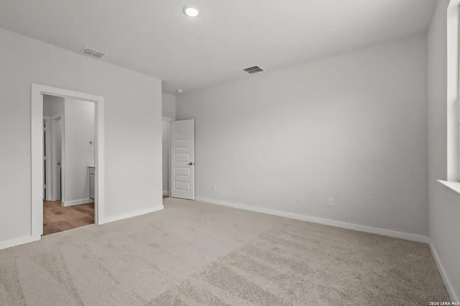 Spacious, unfurnished interior of a new home in Hiddenbrooke, Seguin (Image 15).