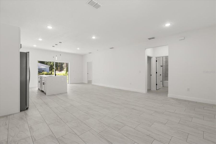 Spacious, unfurnished interior of a new home in , Citrus Springs (Image 16).