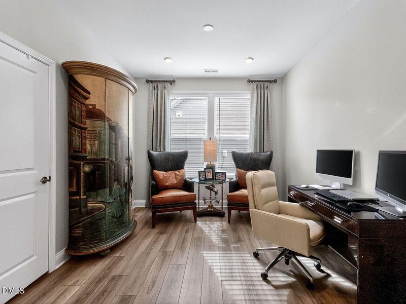 006-1280x960-office 006-1280x960-office