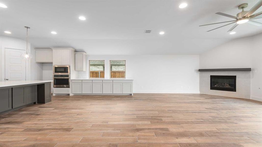 Spacious, unfurnished interior of a new home in Myrtle Creek 60', Waxahachie (Image 20). Spacious, unfurnished interior of a new home in Myrtle Creek 60', Waxahachie (Image 20).