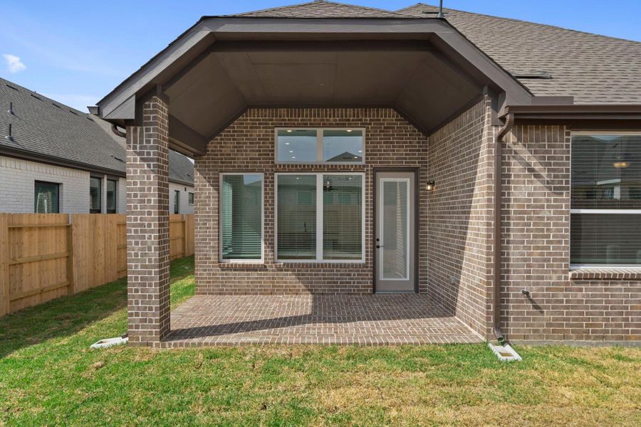 Exterior details and patio area of a home in Wood Leaf Reserve, Tomball (Image 3).