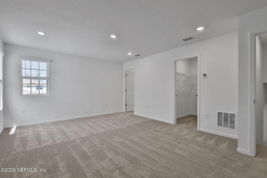Spacious, unfurnished interior of a new home in Diamond Springs, Jacksonville (Image 24).