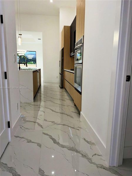 Spacious, unfurnished interior of a new home in , Cape Coral (Image 11).