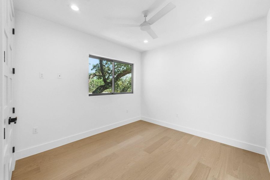 Open and light bedroom with high ceilings Open and light bedroom with high ceilings