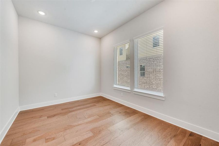 Spacious, unfurnished interior of a new home in Collin Creek, Plano (Image 16).