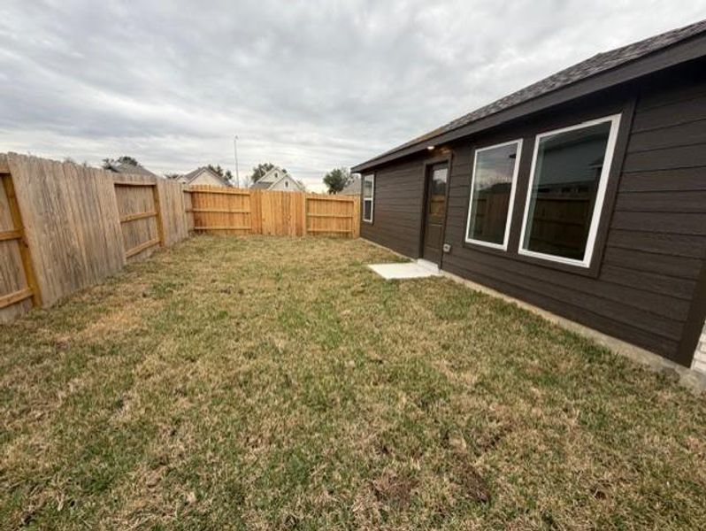 Exterior details and patio area of a home in Pelly Place, Baytown (Image 3).