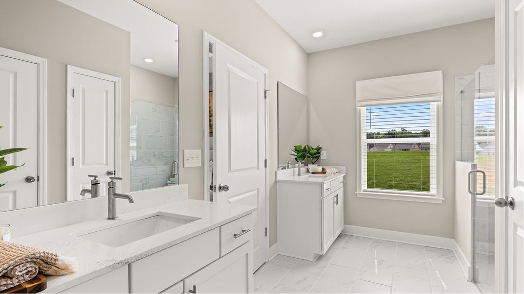 7932 Crestwood Owners Bath 1of2 F1 091025