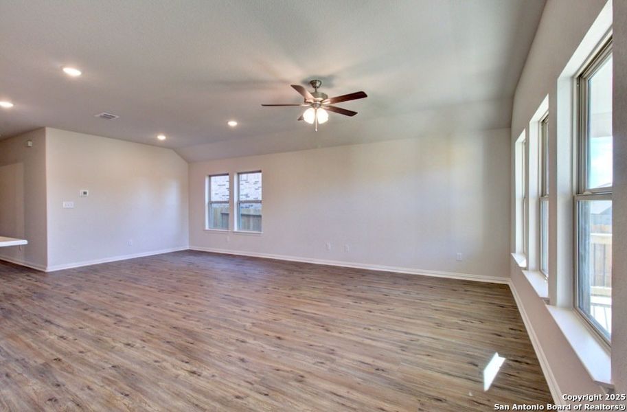 Spacious, unfurnished interior of a new home in Meyer Ranch - Enclave, New Braunfels (Image 21).
