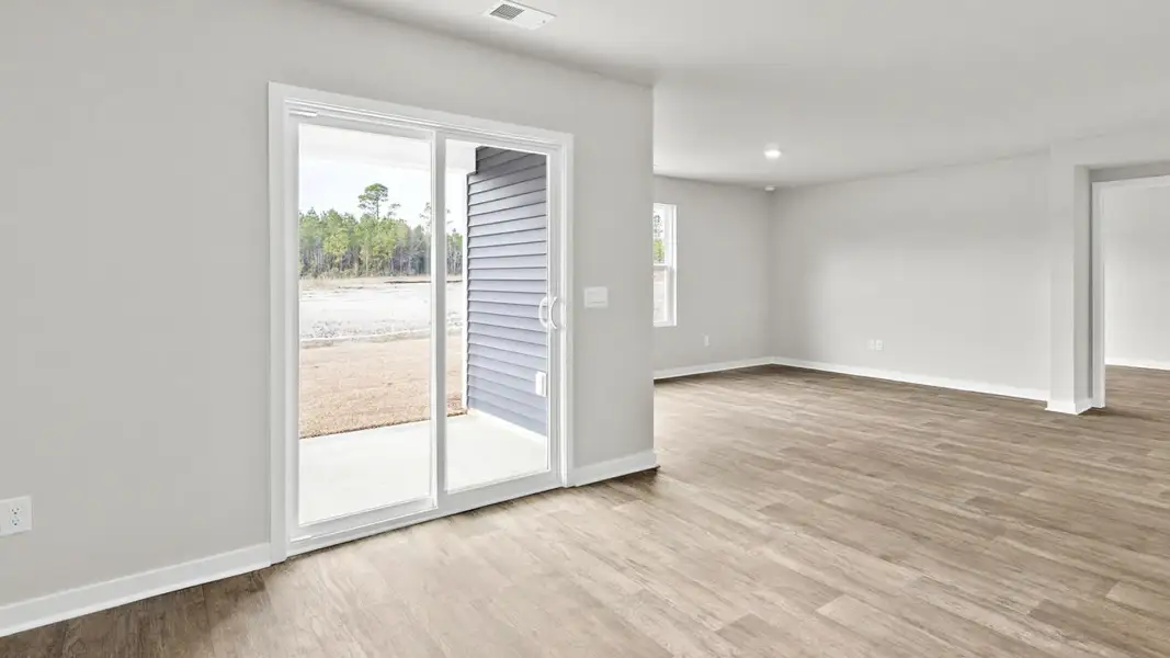 Spacious, unfurnished interior of a new home in Vineyard Trail, Jacksonville (Image 12).
