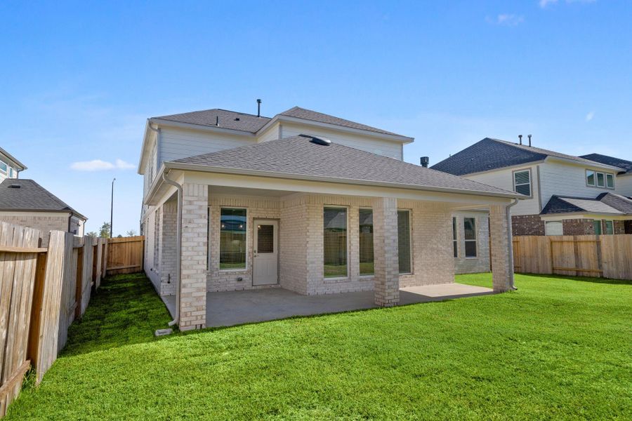 Exterior details and patio area of a home in Beacon Hill, Waller (Image 3).