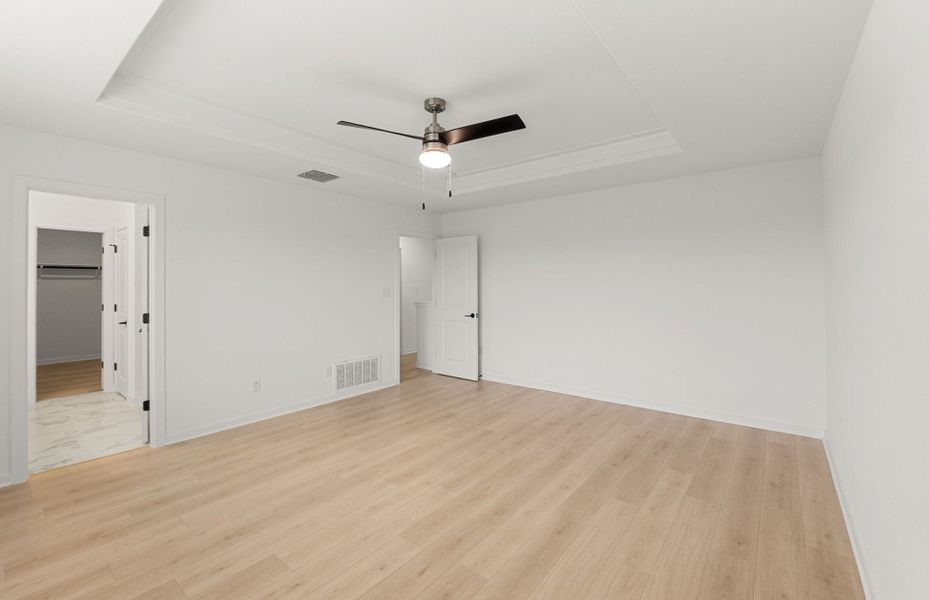 Spacious, unfurnished interior of a new home in Sunfield, Buda (Image 30).
