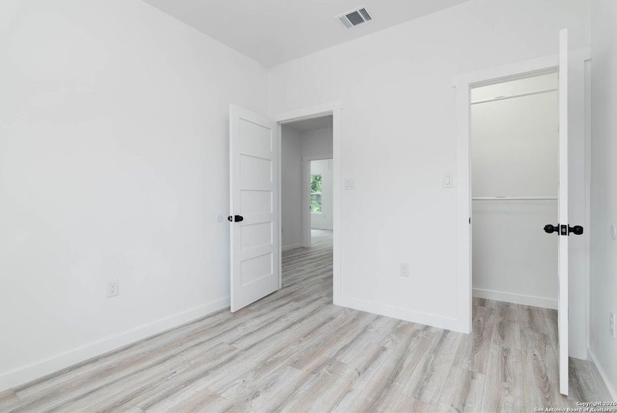 Spacious, unfurnished interior of a new home in , San Antonio (Image 17).