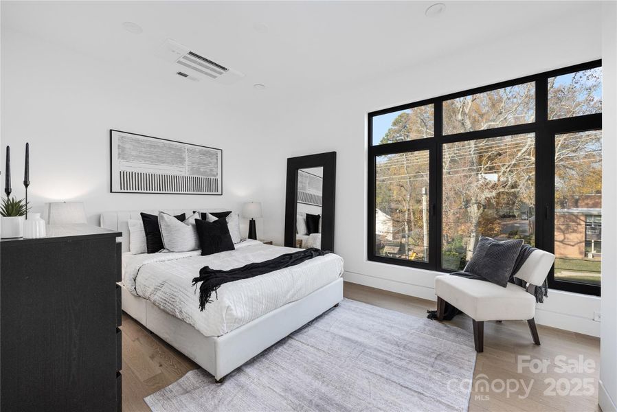 Guest bedroom with ensuite bathroom.