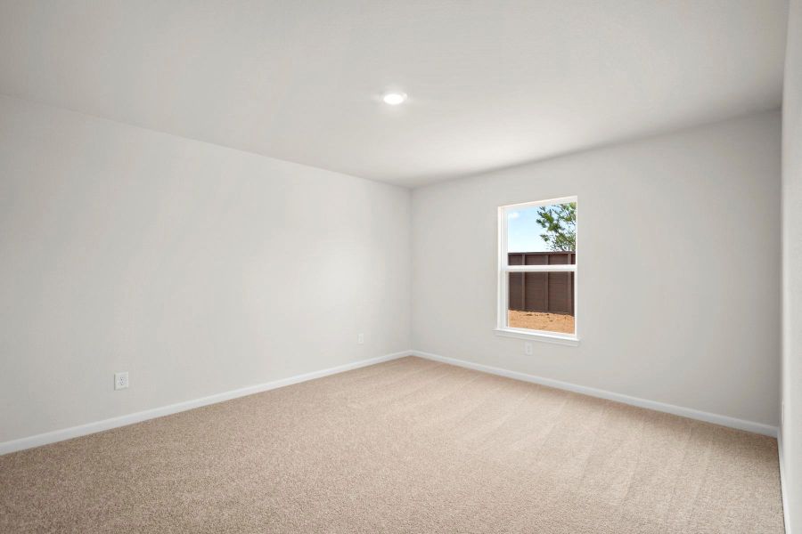 Spacious, unfurnished interior of a new home in Sweetwater Ridge, Conroe (Image 9).