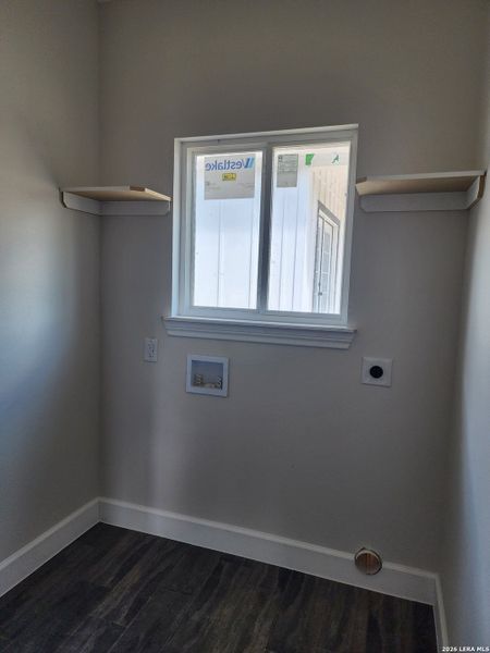 Spacious, unfurnished interior of a new home in , Eagle Pass (Image 10).