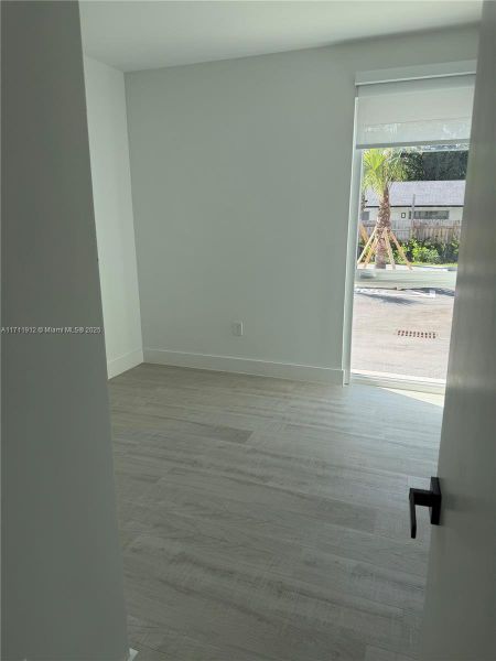 Spacious, unfurnished interior of a new home in , Hallandale Beach (Image 13).