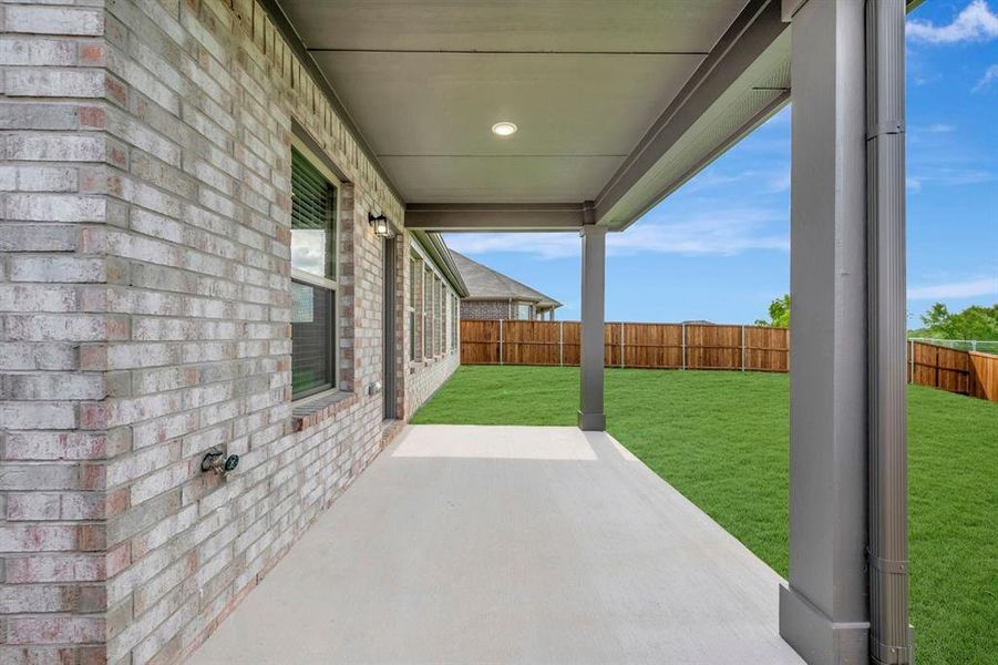 Exterior details and patio area of a home in Sanderos, Fort Worth (Image 4).