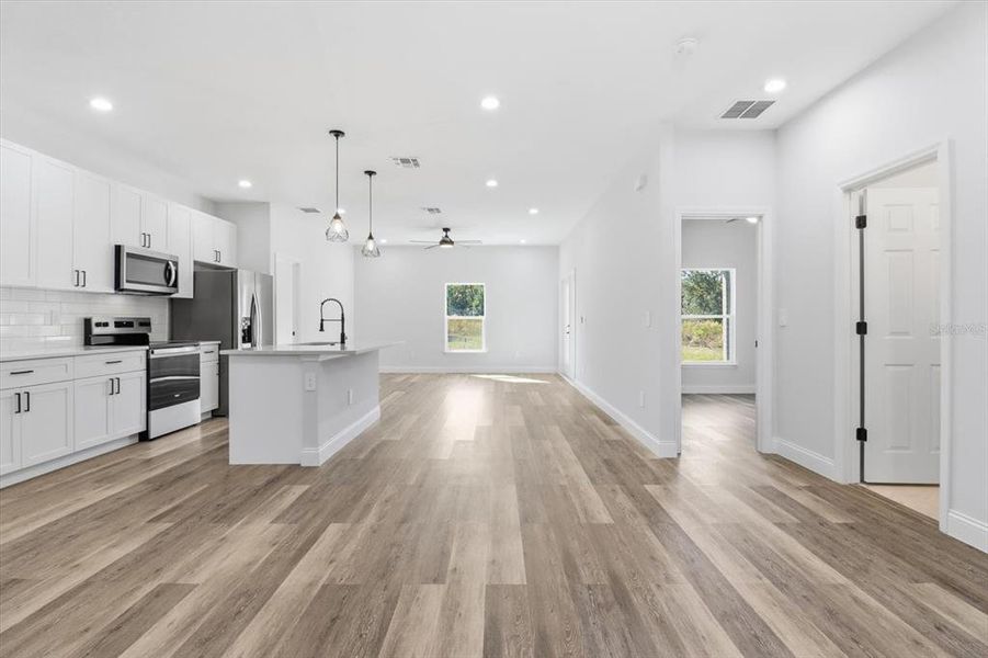Spacious, unfurnished interior of a new home in , Citrus Springs (Image 40).