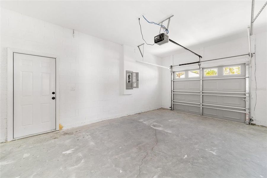 Spacious, unfurnished interior of a new home in , Ocala (Image 21).