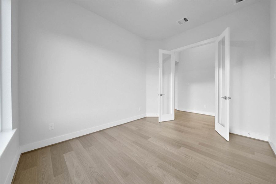 Spacious, unfurnished interior of a new home in Magnolia Bend, Rosharon (Image 30).