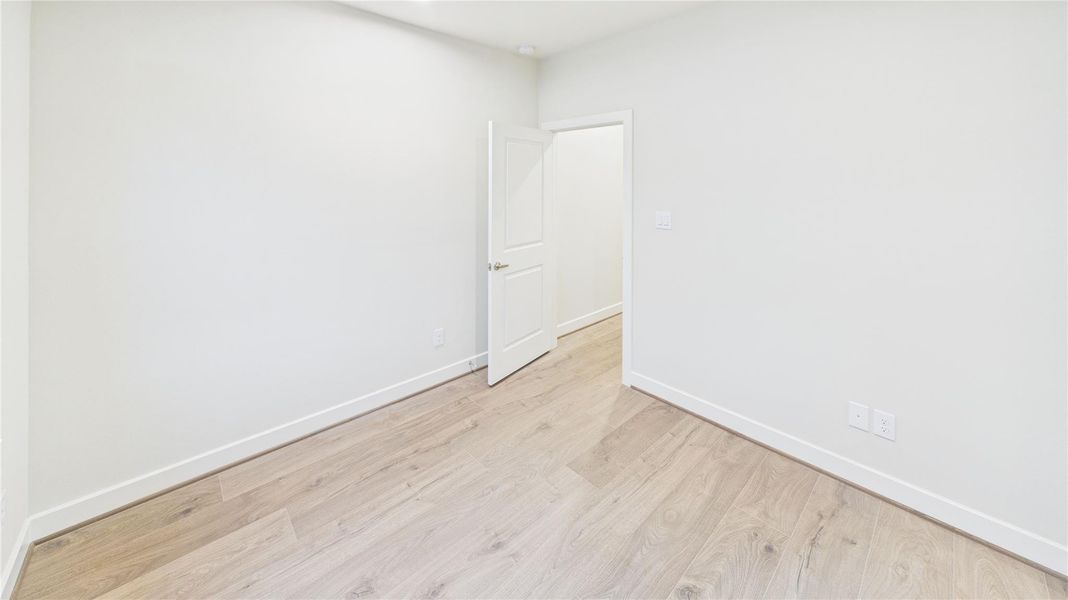 Spacious, unfurnished interior of a new home in Willowbend Point, Houston (Image 19).