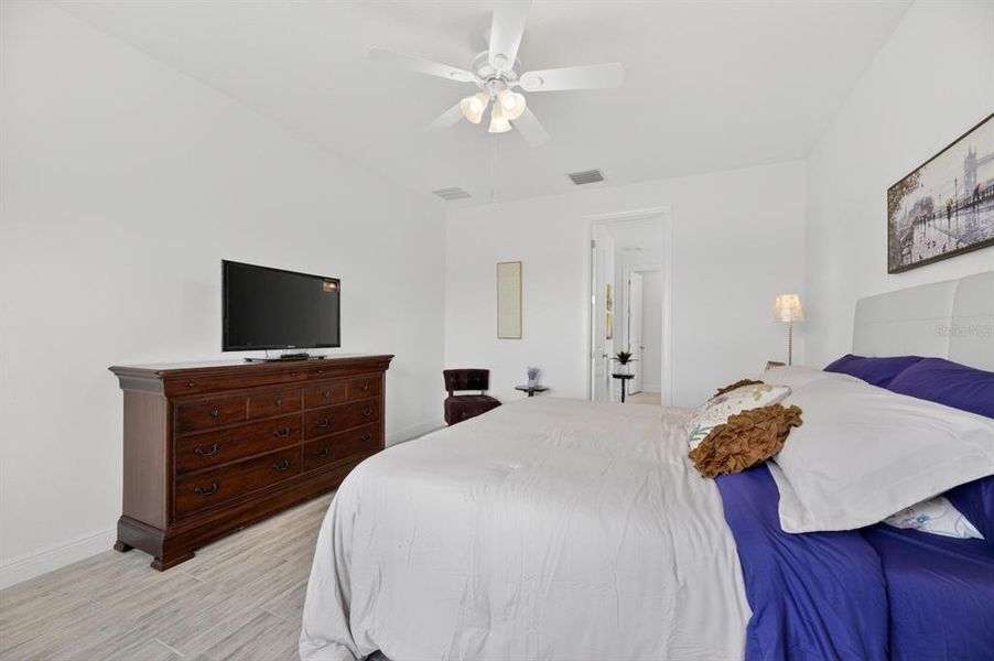 Furnished interior view inside a new home in , Apollo Beach (Image 33).