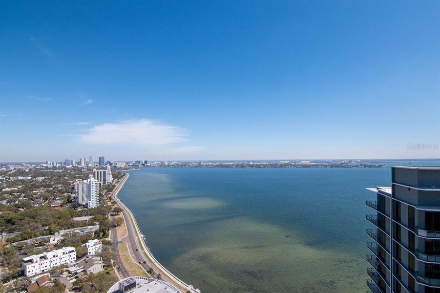 Condo located in Tampa, FL showcasing its design and architecture (Image 26).