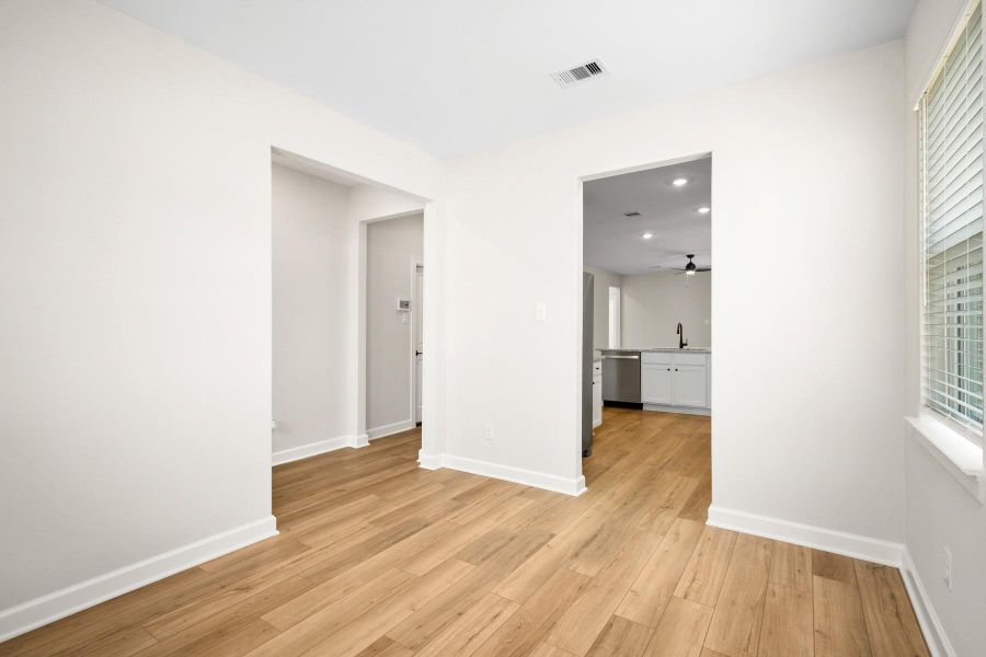 Spacious, unfurnished interior of a new home in Wedgewood Forest, Conroe (Image 14).