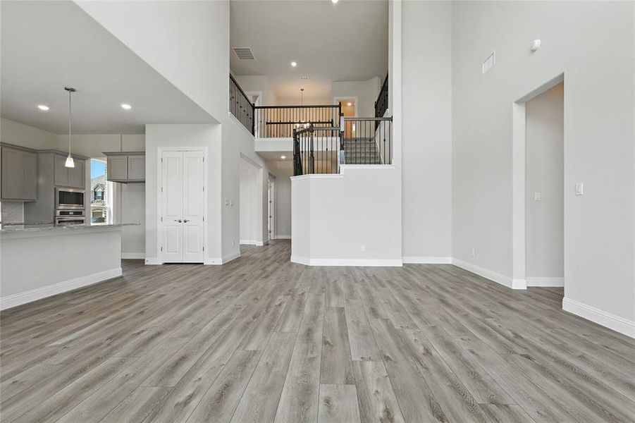 Spacious, unfurnished interior of a new home in Ridge Crossing, Waxahachie (Image 26).